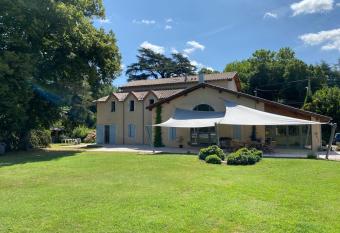 STUDIO BIEN-ETRE has Balcony rooms