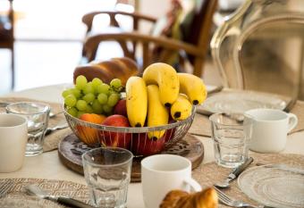 Spacieux appartement de 70 m2, 2 chambres, au calme proche du Vieil Antibes has Balcony rooms