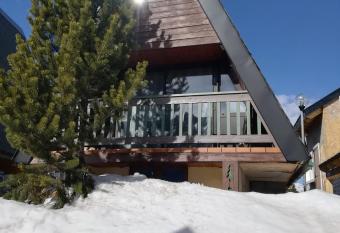 Chalet Les Angles has Balcony rooms
