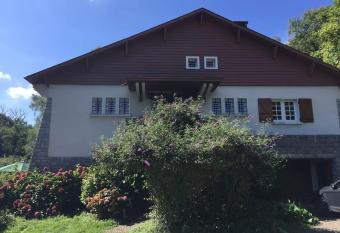 Grande maison confortable    Bagn  res has Balcony rooms