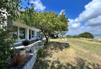 House and large panorama over the Gulf of Morbihan has Balcony rooms