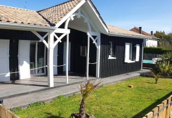 maison avec piscine has Balcony rooms