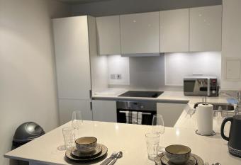 Luxurious 1 Bedroom Apartment In Croydon has Balcony rooms