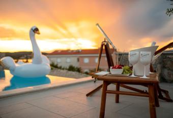 Luxury apartments with Pool has Balcony rooms