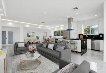 Villa Monaco has rooms with a private hot tub