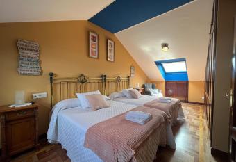 Aramar Luanco has rooms with a private hot tub