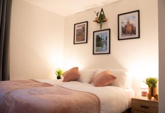 Modern City Centre 2 Bed House With Free Parking has Balcony rooms