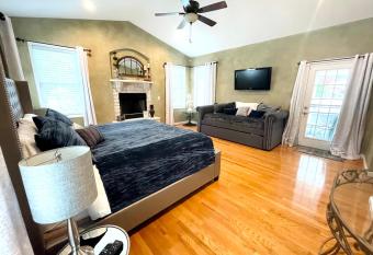 Gorgeous Home w Pool & Hot Tub has rooms with a private hot tub