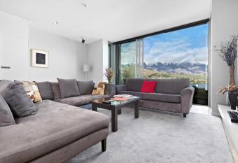 Spectacular Lakeview 2Bedroom Suite has rooms with a private hot tub