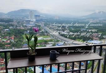 The Netizen #Cheras#C180#MRT#9person stay#Staycation 3 Bed Rooms has rooms with a private hot tub