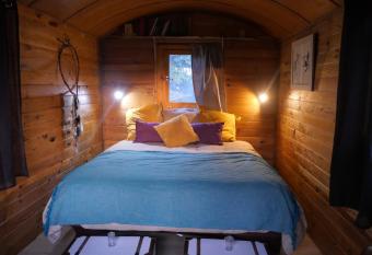 Roulotte Chamane allows 18 year olds to book a room