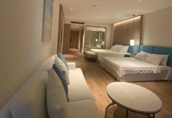 C  n h    5* LakeView Ala Carte has rooms with a private hot tub