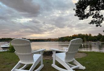 Big Lakehouse /beach, dock, hottub, deck + has rooms with a private hot tub