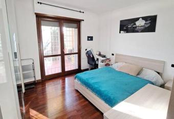 Lele House Fiumicino - Intero Appartamento has rooms with a private hot tub