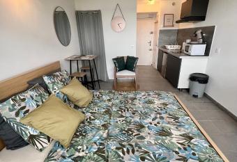 Studio marina baie des anges allows 18 year olds to book a room