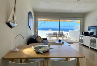 Oceanfront Turtle House has Balcony rooms