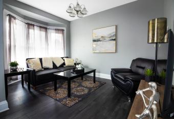 Cozy 1 bedroom Apartment Sleeps 4 allows 18 year olds to book a room