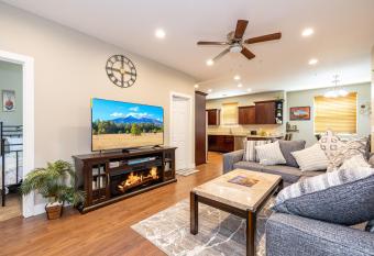 Luxury Home Downtown Nau Route 66 Snowbowl allows 18 year olds to book a room