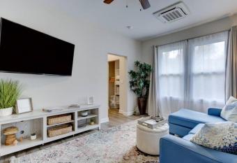 Spring Bungalow - A cozy getaway in downtown Hot Springs! allows 18 year olds to book a room