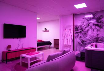 *Disneyland-Love Room* 2 pers, Wifi, Netflix has Balcony rooms