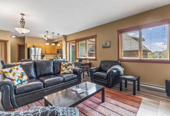 King Bed - Top Floor Grizzly has Balcony rooms