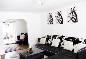 4 bedroom home by Ideel Apartments in Milton Keynes has Balcony rooms