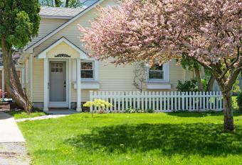 Little Yellow Cottage has Balcony rooms