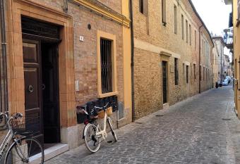 Centro storico a 10 min dal mare allows 18 year olds to book a room
