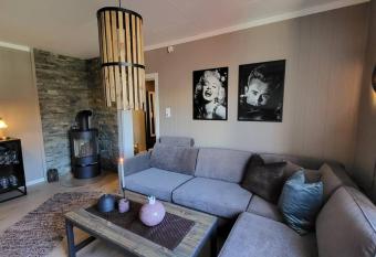 Midt i Drammen - supersentralt og gratis parkering allows 18 year olds to book a room