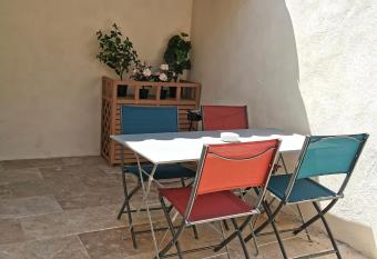 Charmante maison de village has Balcony rooms