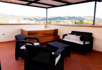 Apartamento 402 - Terraza con Jacuzzi - 3 Habitaciones - Rentas Cortas Gerencial has rooms with a private hot tub