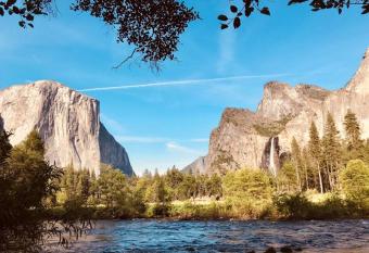 Green Cabin in Midpines has rooms with a private hot tub