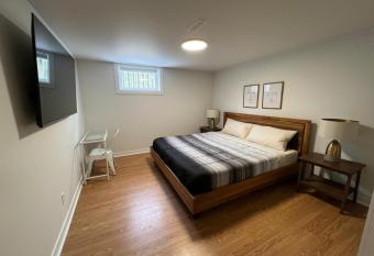 Letitia Heights !B Spacious and Quiet Private Bedroom with Shared Bathroom allows 18 year olds to book a room