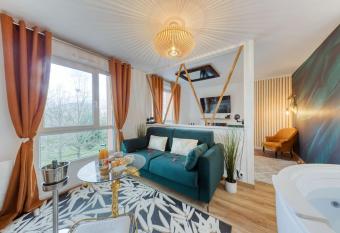 Suite love Jacuzzi has rooms with a private hot tub