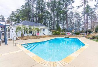 Tranquil Getaway Aiken, SC Cottage with Pool & Spa has rooms with a private hot tub