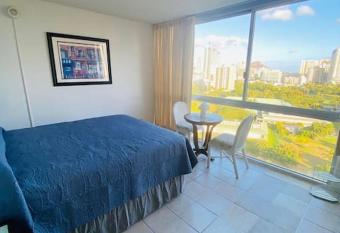 Little Paradise in Waikiki with Lovely Ocean o15F has rooms with a private hot tub