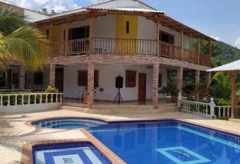 Villa Jade - Santafe de Antioquia has Balcony rooms