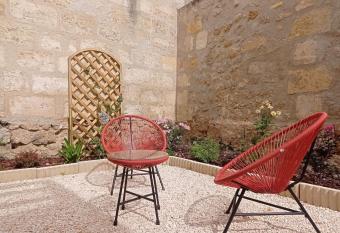 Joli appartement avec jardin / Vieux-Lormont has Balcony rooms