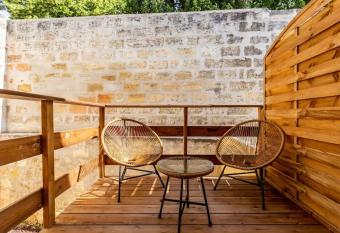 Grand appartement avec terrasse / Vieux-Lormont has Balcony rooms