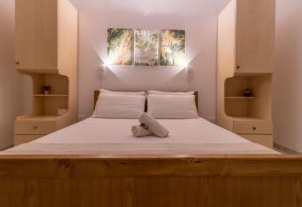 La Seta Rossa Apartments has Balcony rooms