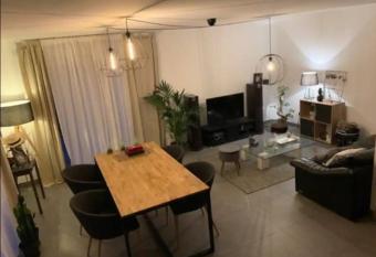 Maison spacieuse + terrasse has Balcony rooms