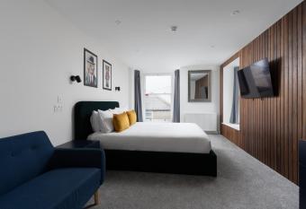 Room 3 Hotel style Double bedroom in Marazion allows 18 year olds to book a room