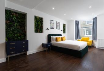 Room 2, Hotel style twin bedroom in Marazion allows 18 year olds to book a room