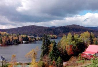 Petit chalet A-Frame & acc  s au lac allows 18 year olds to book a room