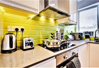 Jambo Stays - Enchanted Retreat 1Br Oasis Hemel Hempstead allows 18 year olds to book a room