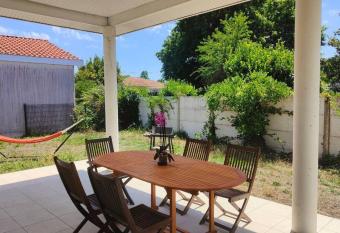 La maison du bonheur has Balcony rooms