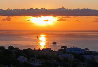 Rez de villa avec terrasse vue mer has Balcony rooms