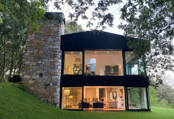 Villa Roble has Balcony rooms