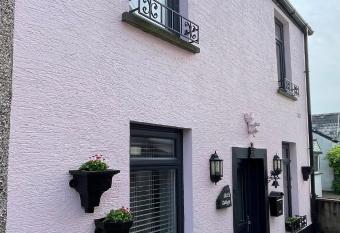 Beautiful Mumbles/Gower cottage allows 18 year olds to book a room
