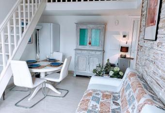 Beau T2 + parking coeur de ville has Balcony rooms